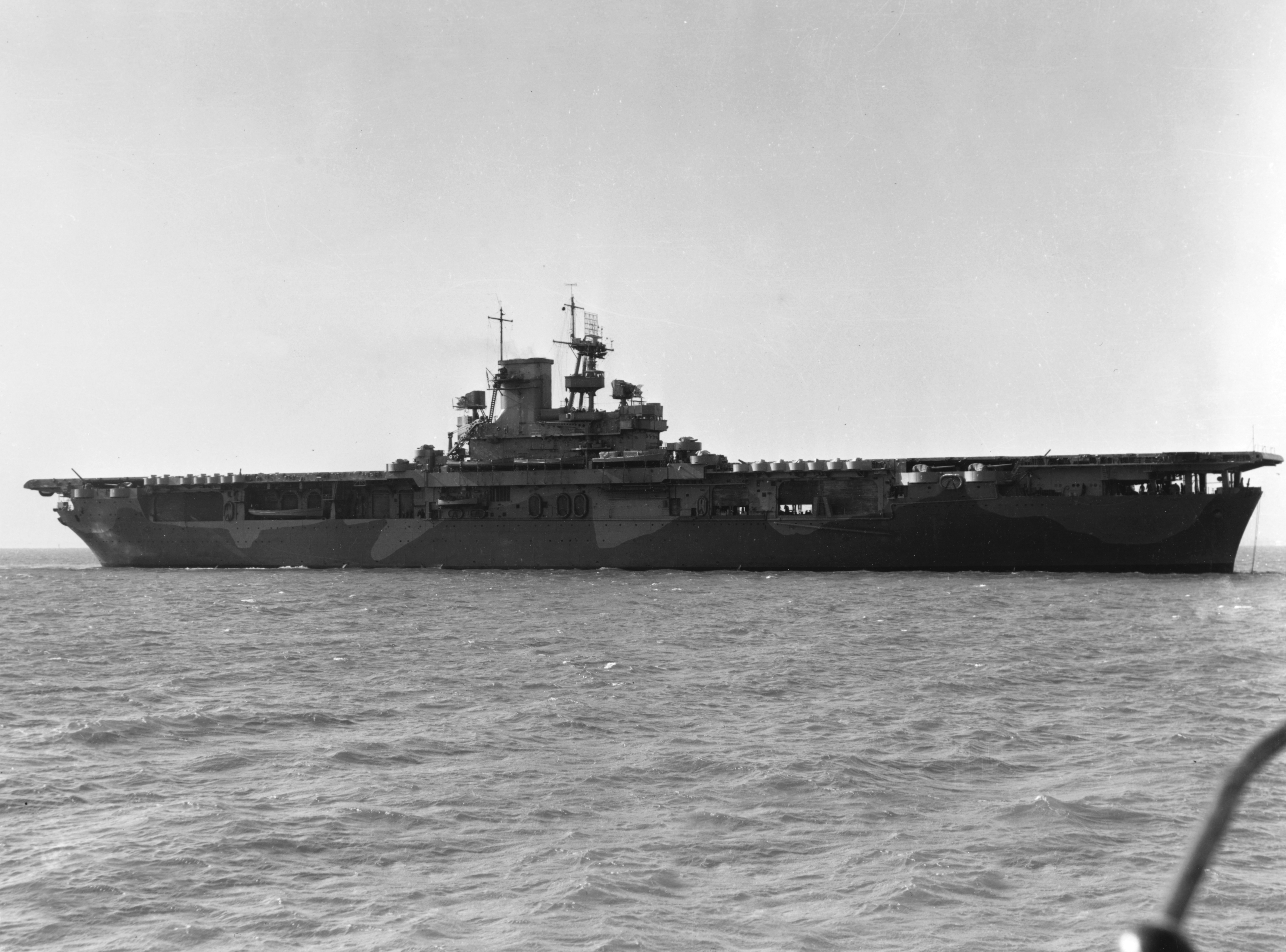 ファイル:USS Wasp (CV-7) off the Norfolk Navy Yard 1942.jpg 