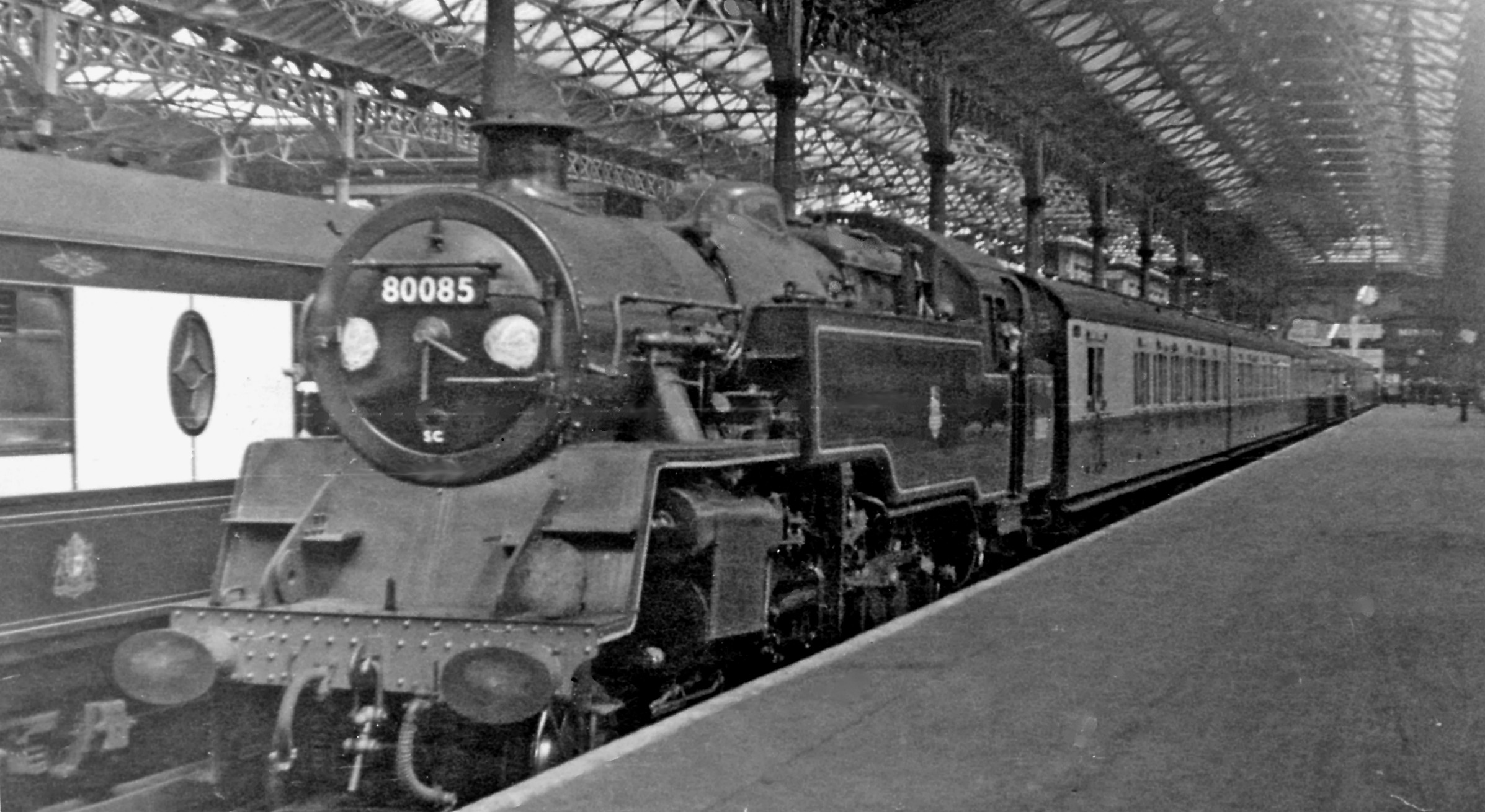 File:Victoria Station, with Oxted line steam train ...