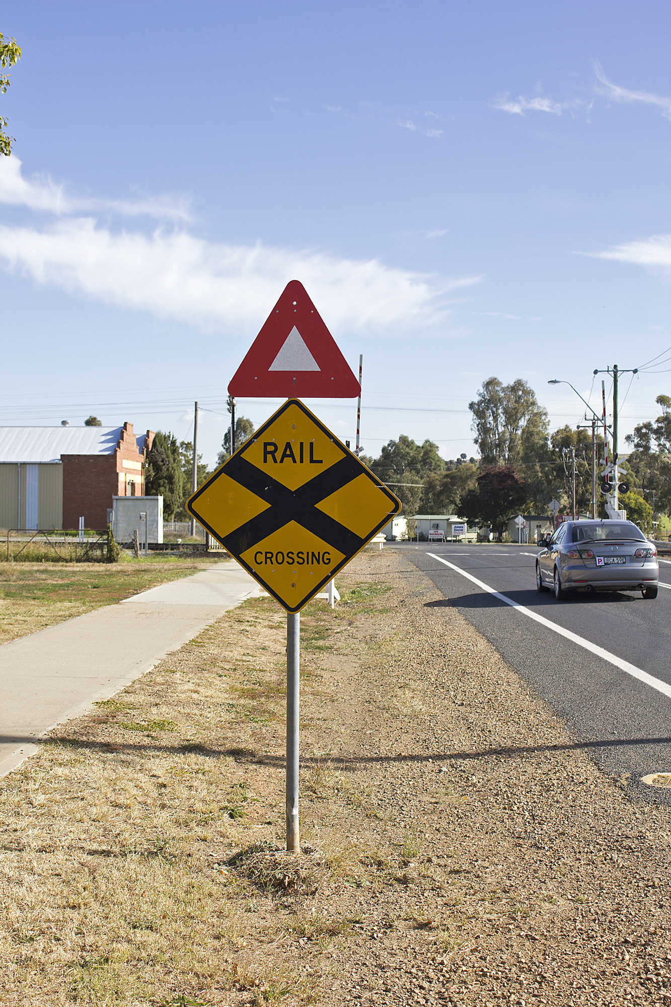File Warning Triangle W8 1 And Rail Crossing W7 3 Signs Near The Level Crossing At Gate Street In Junee Jpg Wikimedia Commons