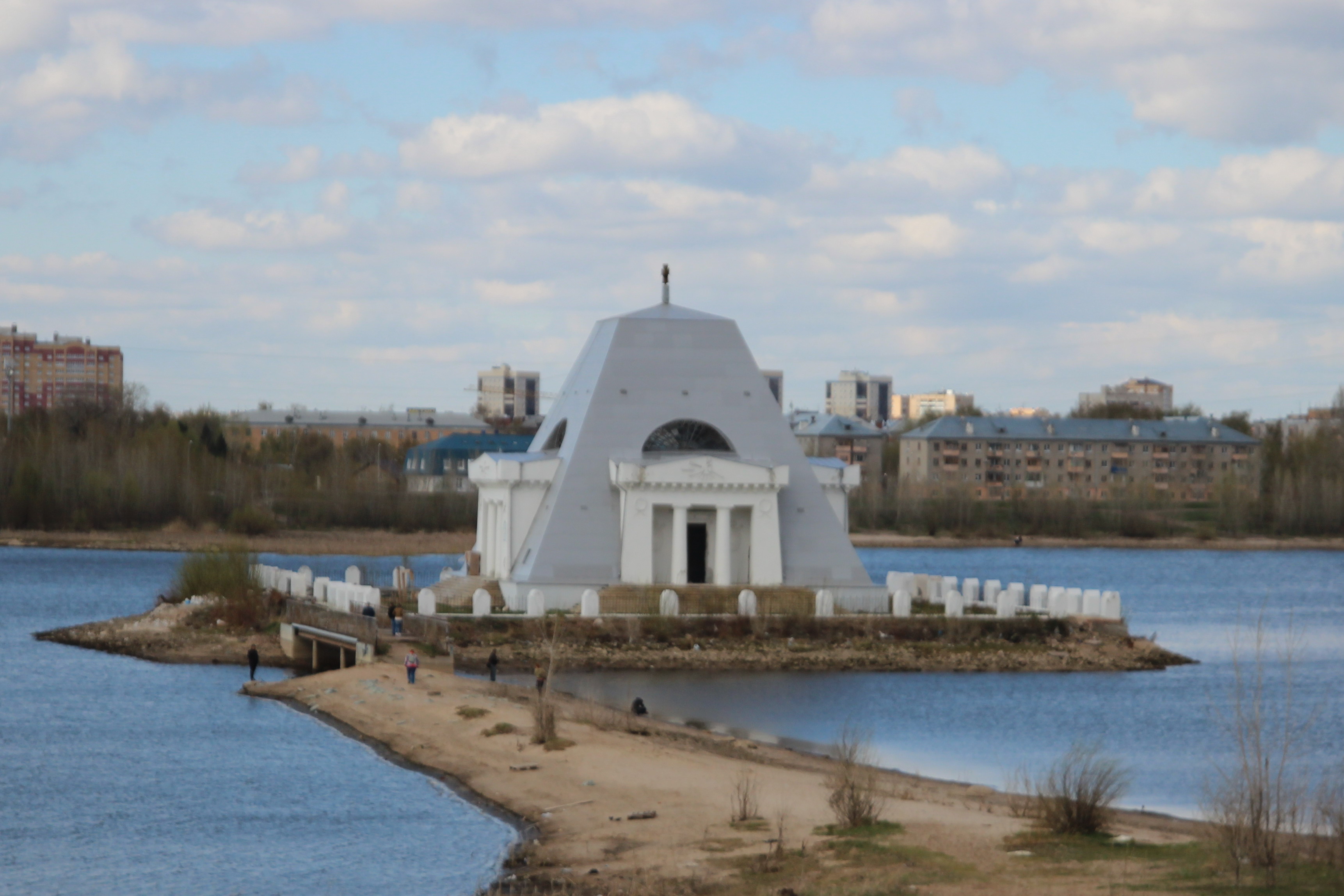 Храм спаса нерукотворного казань. Храм Нерукотворного образа Спасителя Казань. Храм-памятник Спаса Нерукотворного. Храм павшим воинам в Казани. Храм-памятник воинам павшим при взятии Казани в 1552.