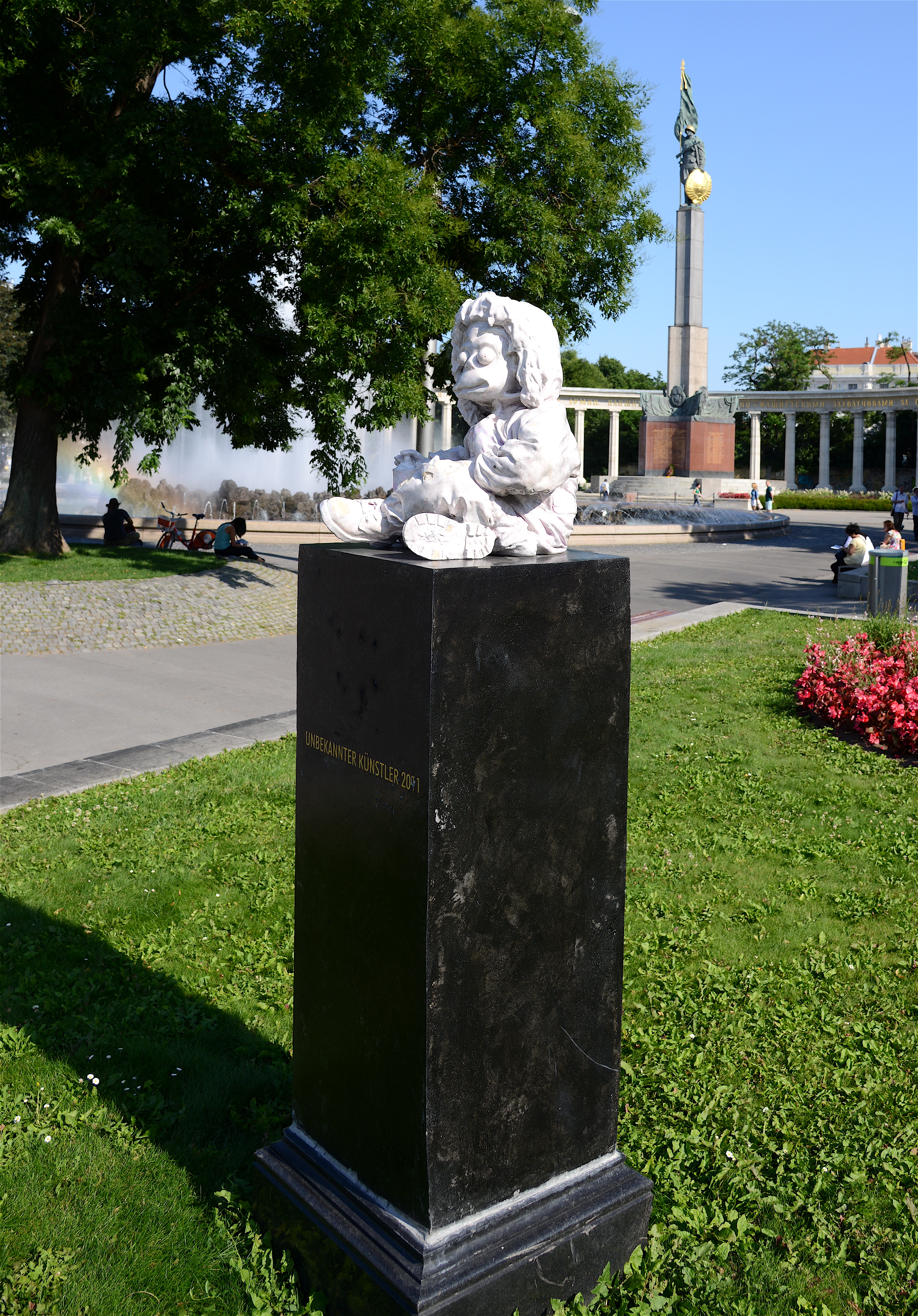 Affendenkmal am Schwarzenbergplatz.JPG