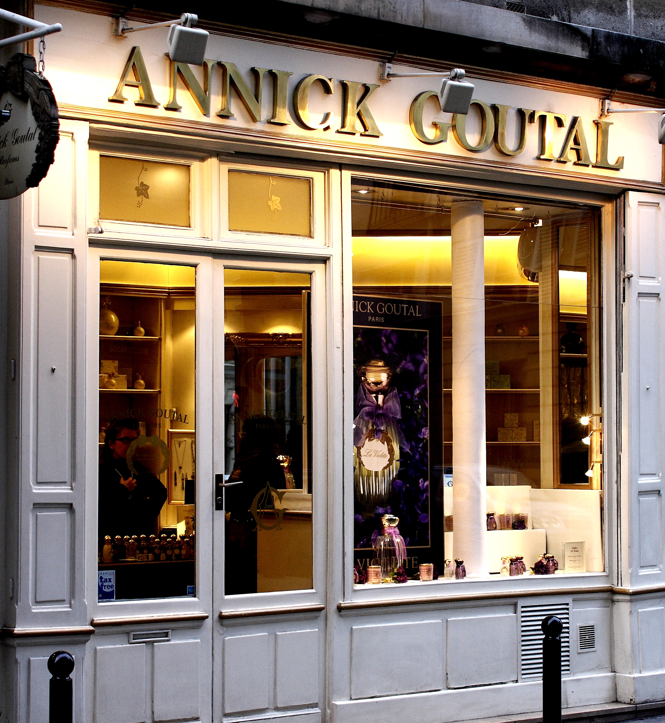 Fichier:Annick Goutal, 16 rue de Bellechasse 75007 Paris 2010.jpg —  Wikipédia