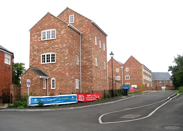 File:Avon Mews - Holt - geograph.org.uk - 945414.jpg