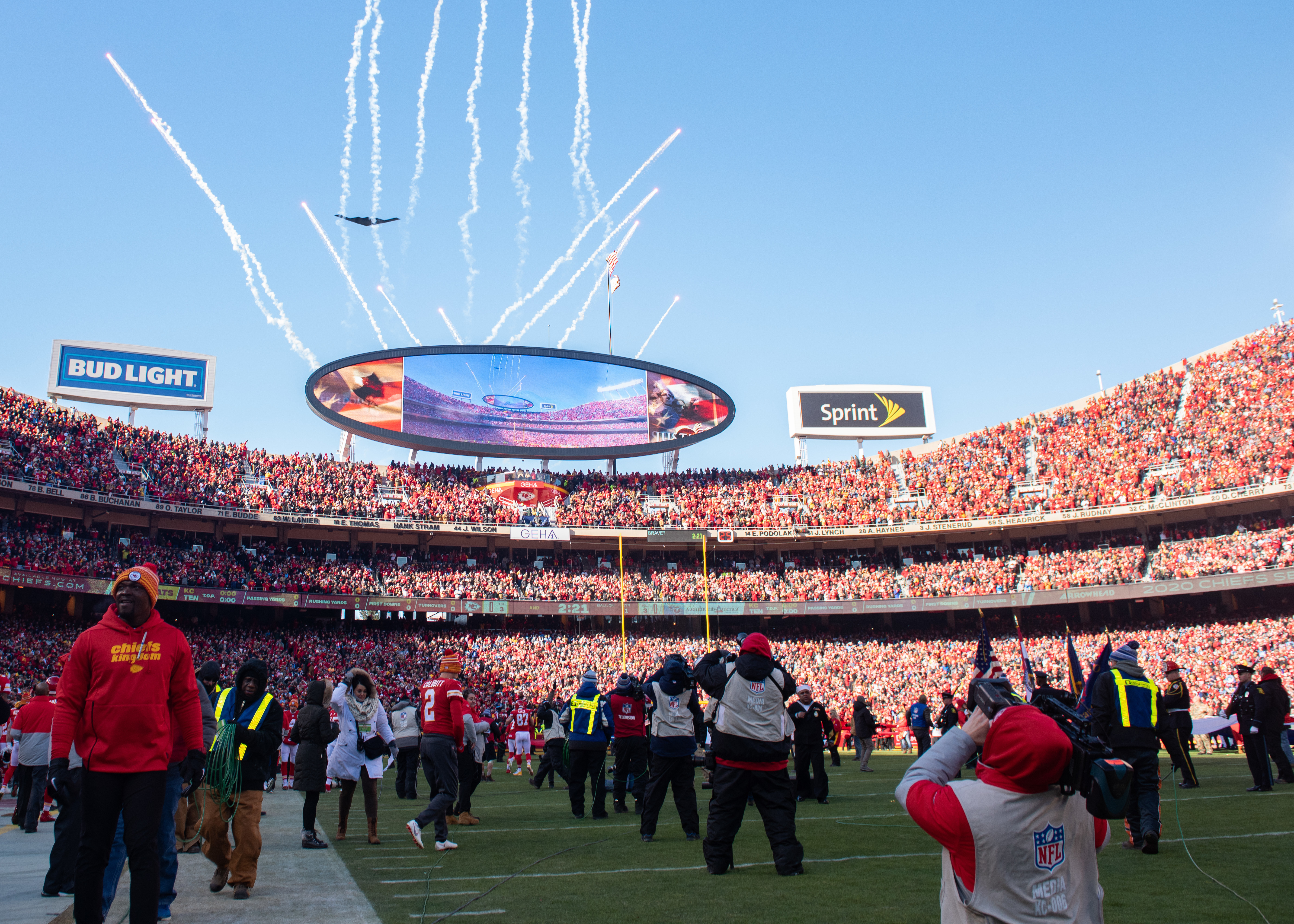 File:B-2 Spirit from Whiteman AFB ﬂies over Arrowhead Stadium during the AFC  Championship game (6038838).jpg - Wikimedia Commons