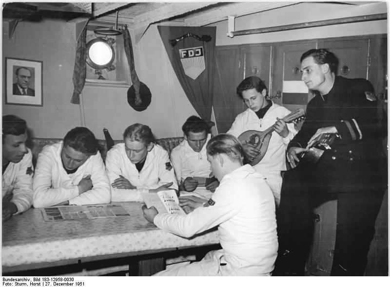 File:Bundesarchiv Bild 183-12958-0030, Segelschulschiff "Wilhelm Pieck", Besatzung.jpg