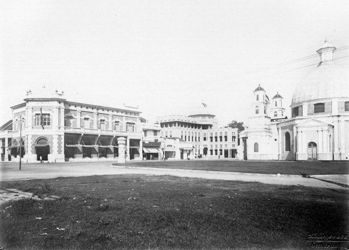 File:COLLECTIE TROPENMUSEUM Paradeplein met kantoor van de NILLMIJ en Protestantse kerk Semarang TMnr 10014755.jpg