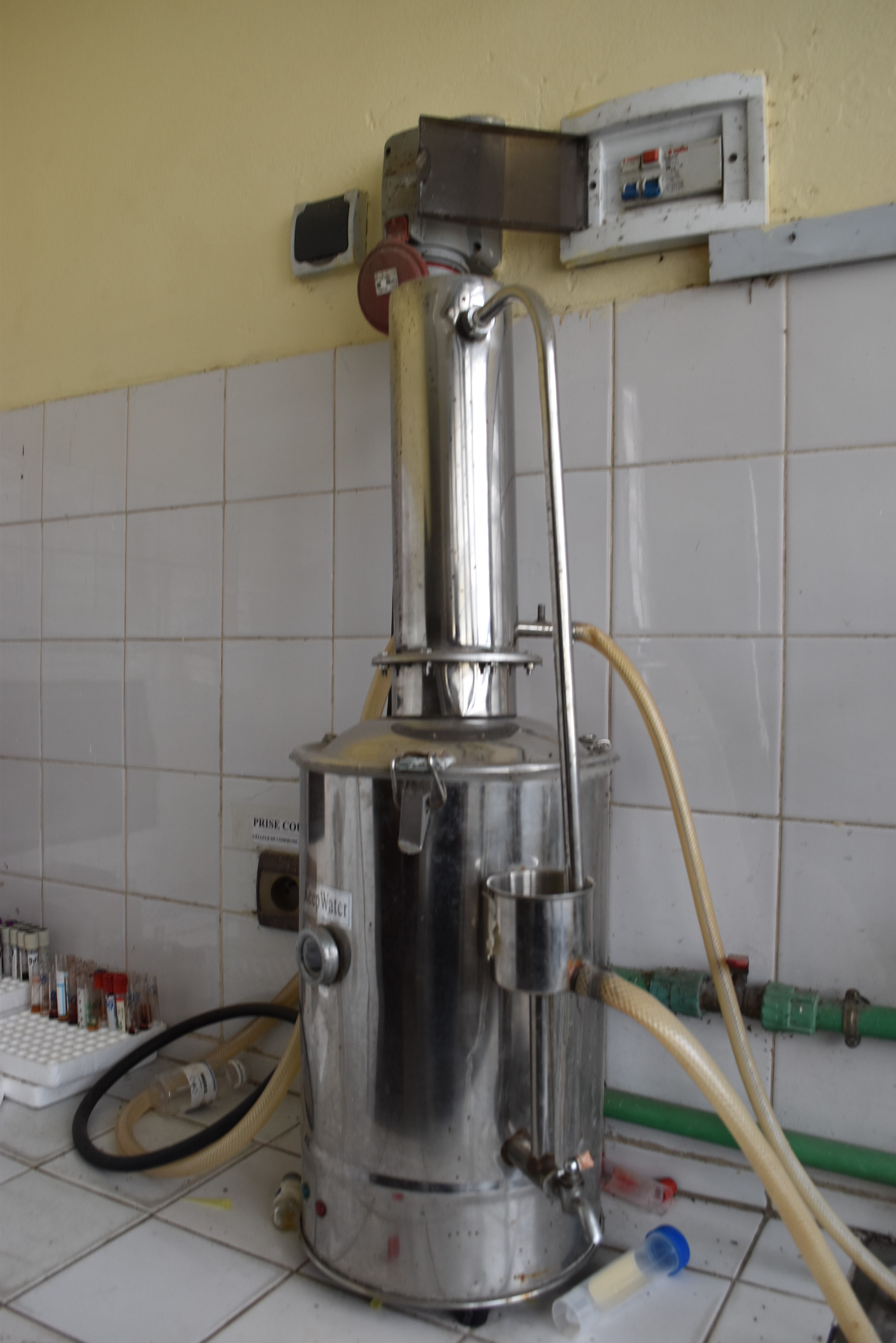 File:Distillateur électrique d'eau de laboratoire dans un hôpital au Bénin  04.jpg - Wikimedia Commons