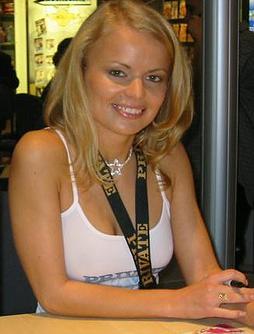 Дора Вентер раздаёт автографы на церемонии AVN Awards в 2002 году