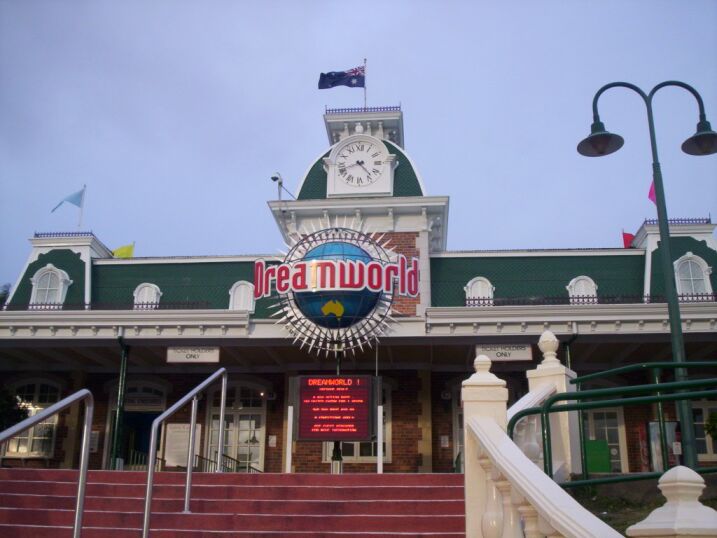 File:Dreamworld entrance.jpg