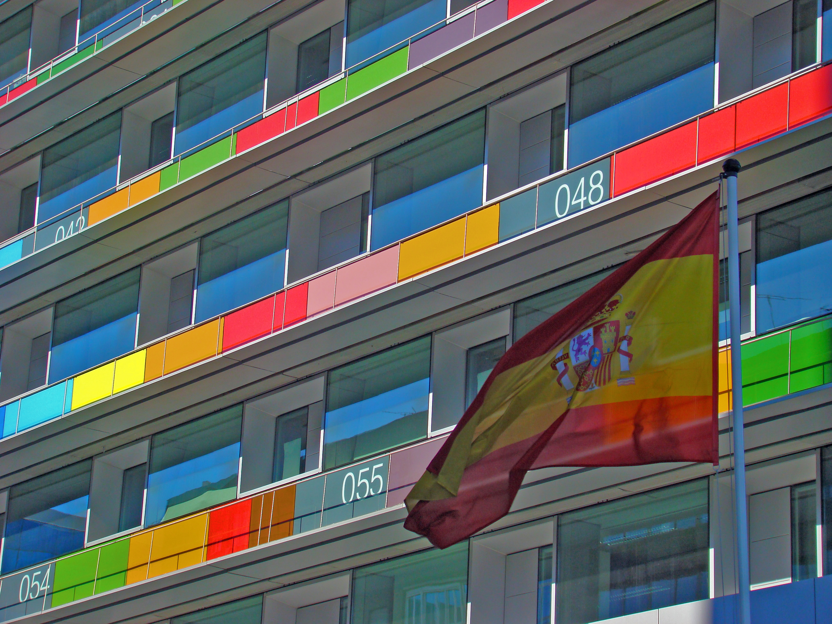 Plafones en la fachada de la sede del INE