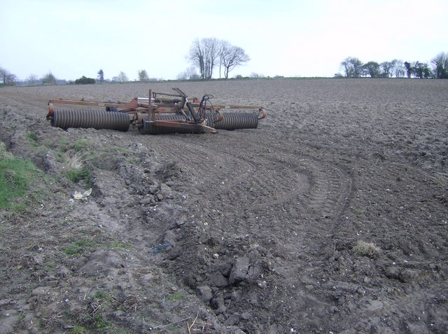 File:Farmland at Benstead's Farm - geograph.org.uk - 397433.jpg