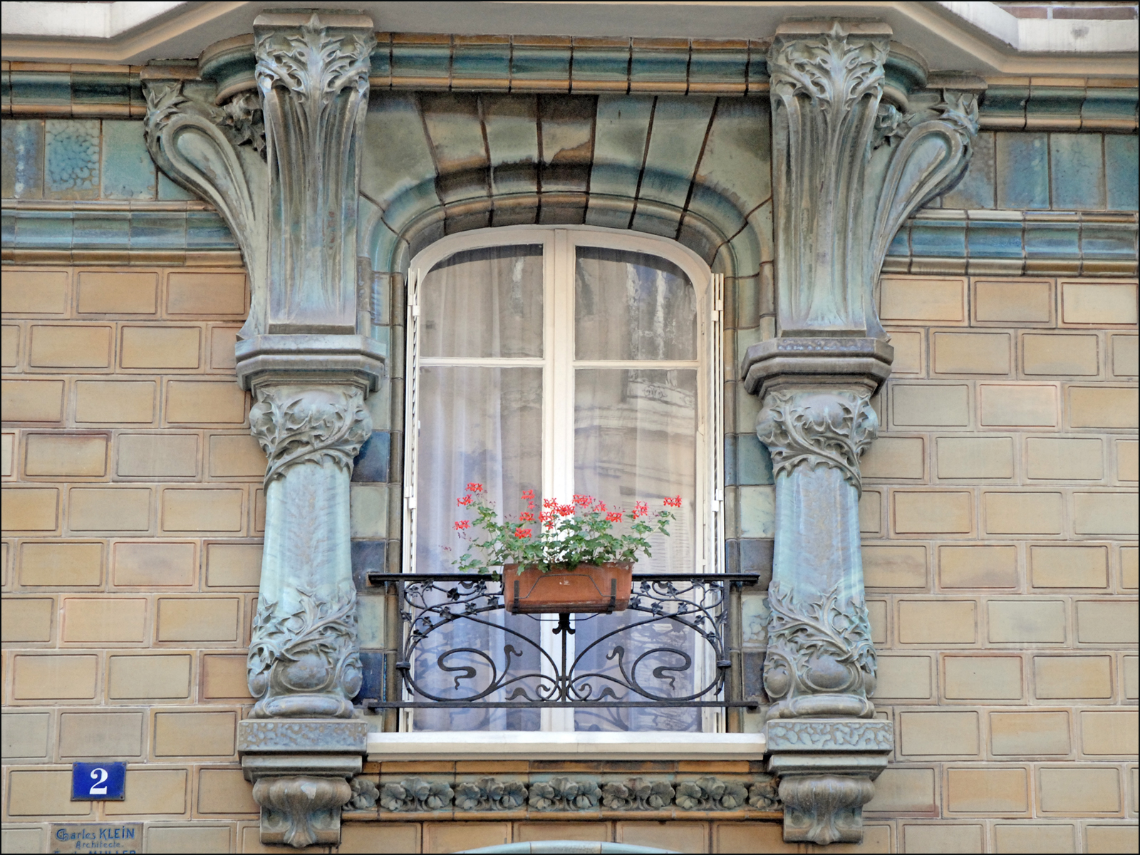 Balconette was one of the few companies that could do curved glass