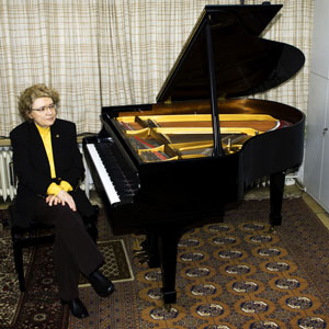 Gabriela Moyseowicz pianino oldida