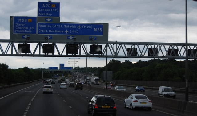 File:Gantry, M25 - geograph.org.uk - 3729718.jpg