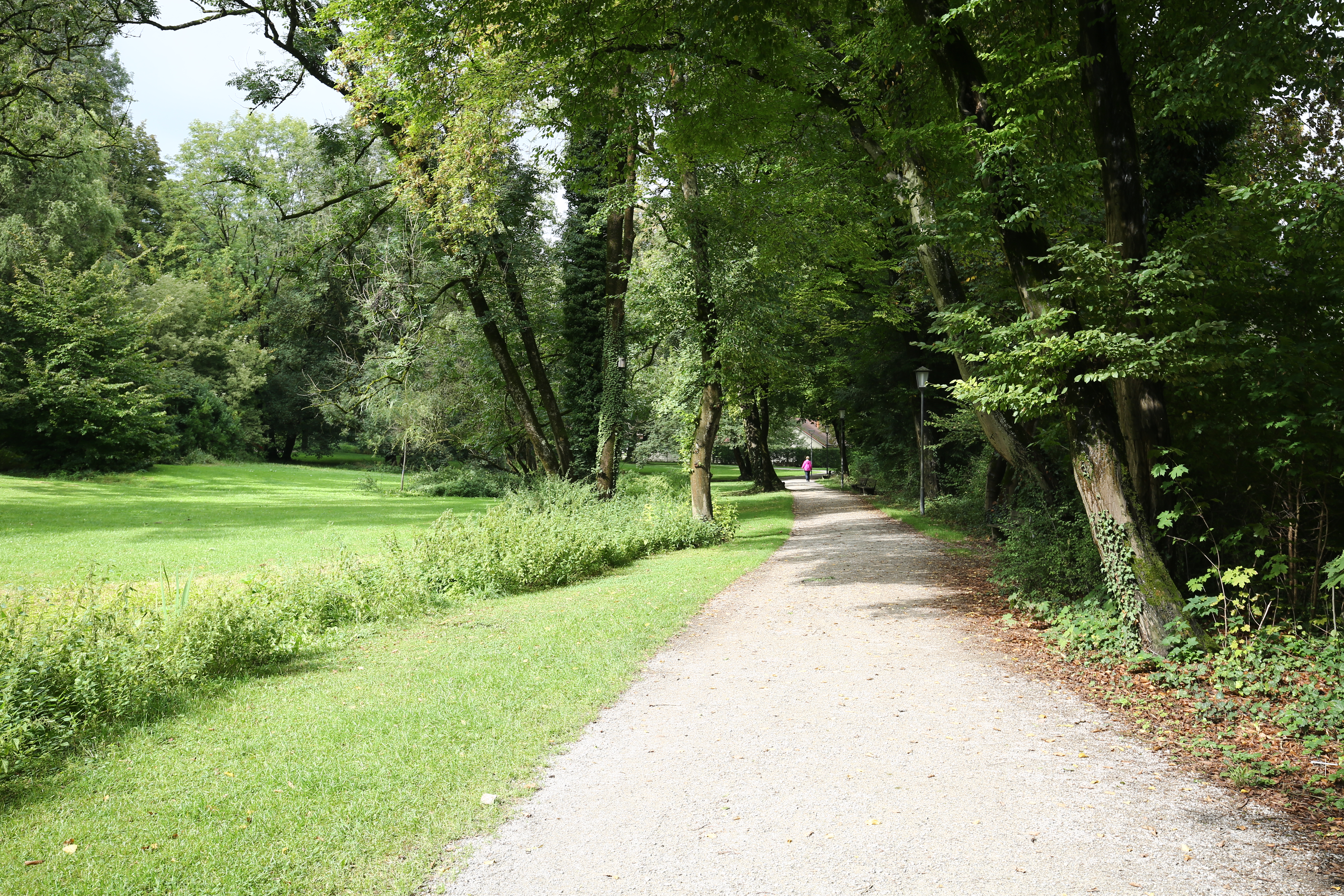 Der Gierlinger Park ist eine städtische Grünanlage im Münchner Stadtteil Thalkirchen. Er entstand En...