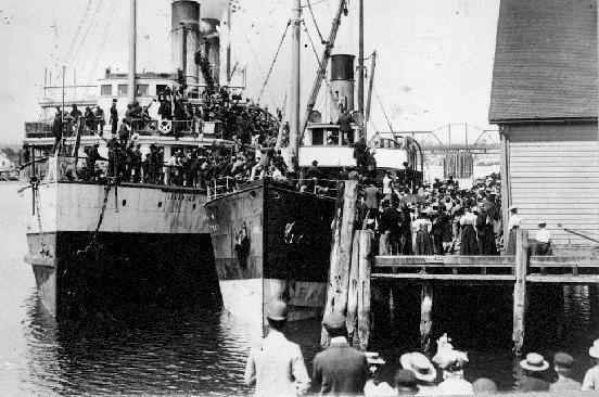 File:Islander (steamship) loading for Klondike 1897.JPG