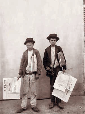 Vendedores de periódicos en Río de Janeiro en 1899.