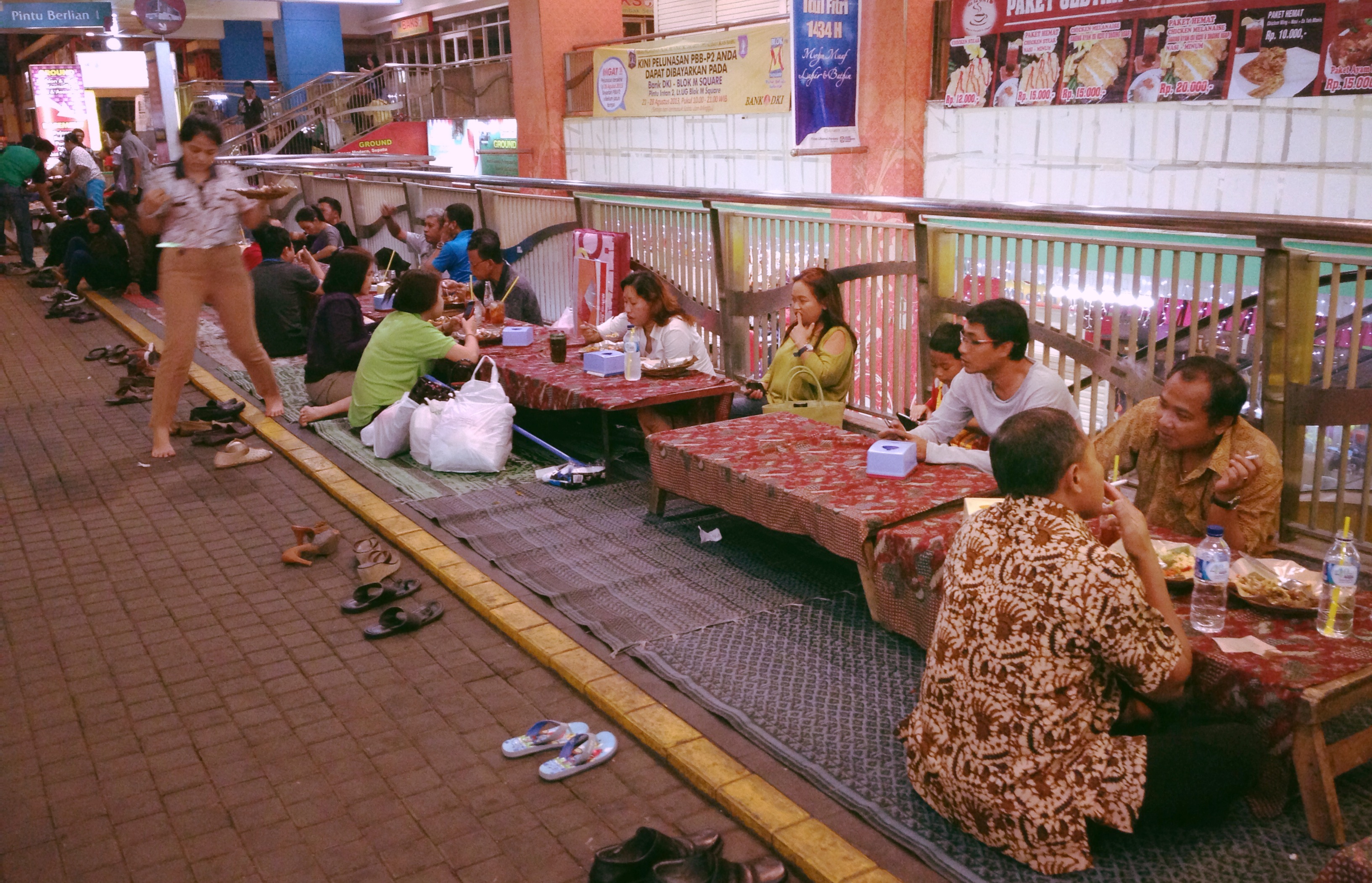 File Lesehan  Street Dining Jakarta jpg Wikimedia Commons