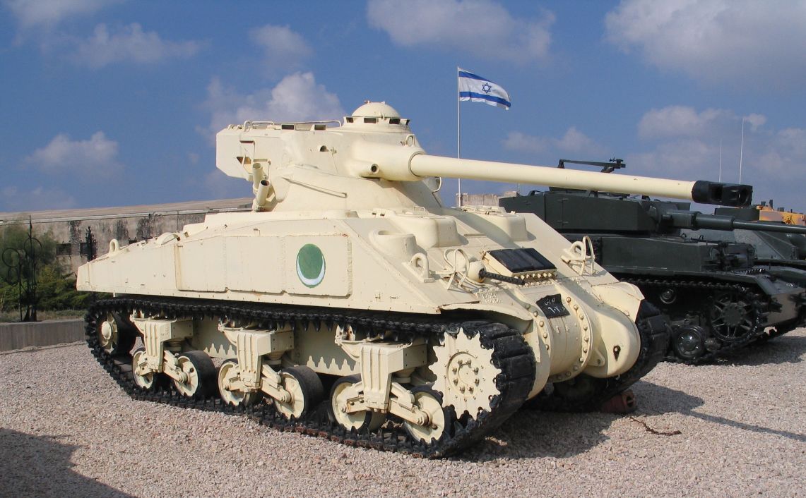 https://upload.wikimedia.org/wikipedia/commons/c/cf/M4A4-AMX-13-latrun-2.jpg