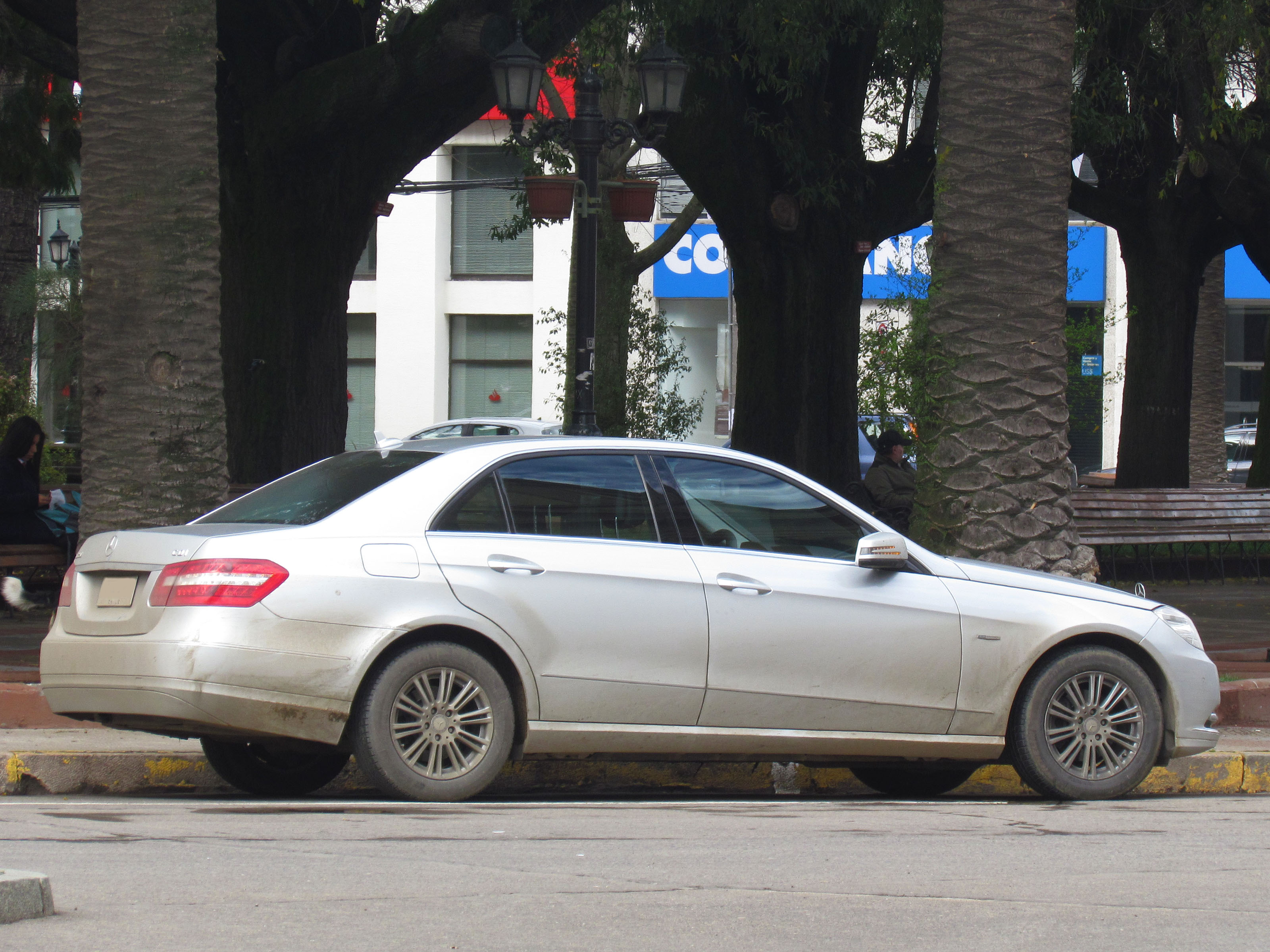 File:Mercedes Benz E 220 CDi 2012 (10414584403).jpg - Wikimedia Commons