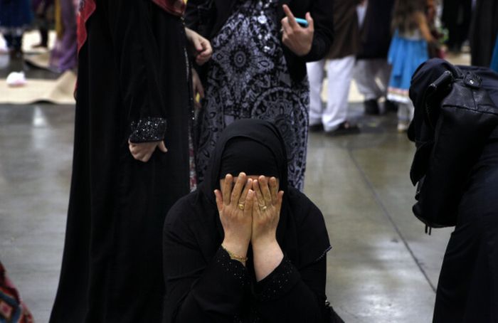 Muslim woman prayed during the annual Eid al-Fitr (6122736761)