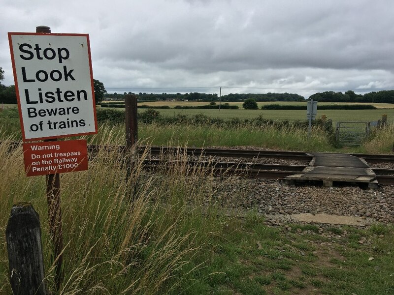 File:Path crossing the railway (geograph 6708446).jpg