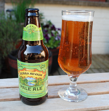 https://upload.wikimedia.org/wikipedia/commons/c/cf/Sierra_Nevada_Pale_Ale_%28cropped%29.jpg