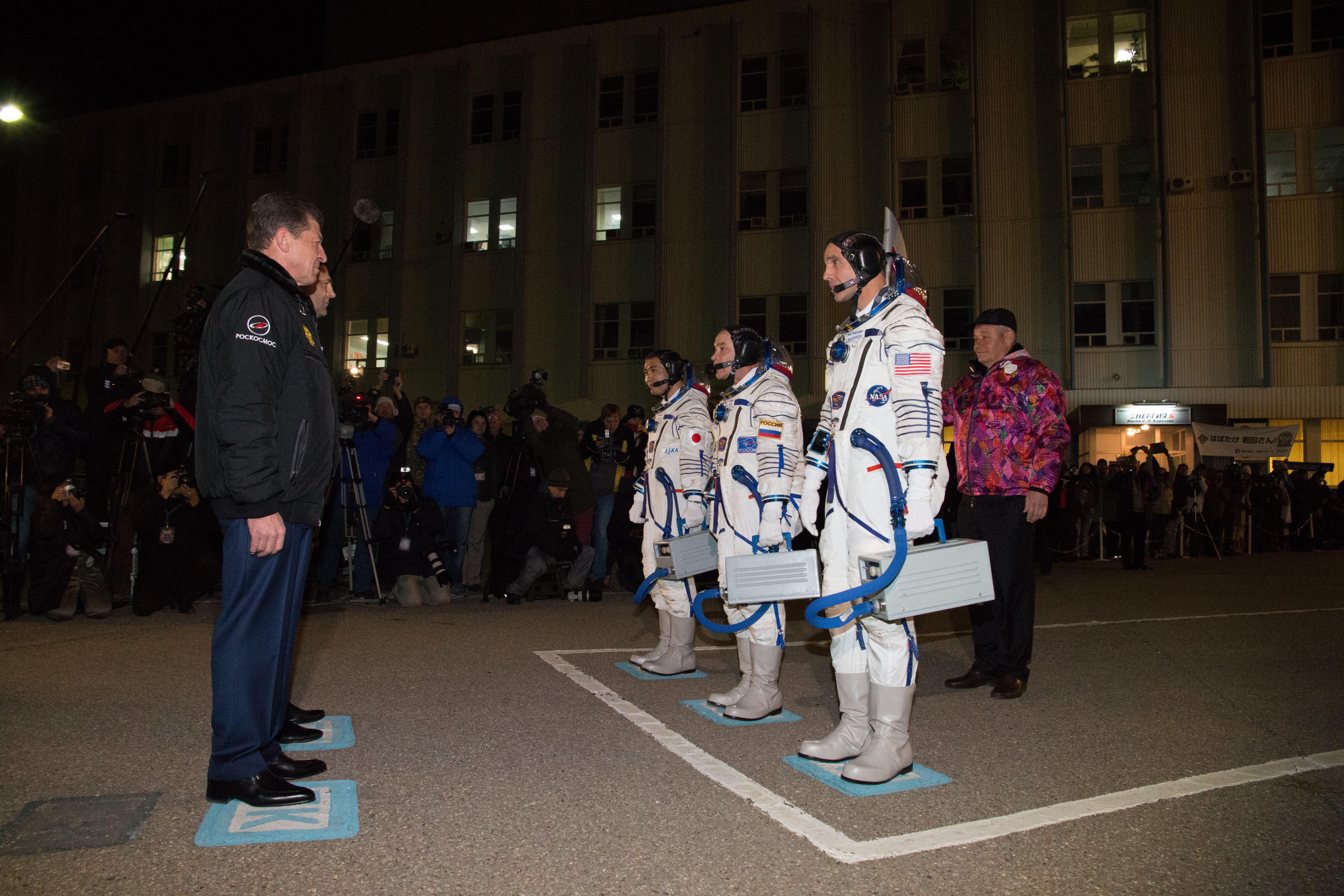 M crew. Подними голову Роскосмос. Роскосмос с праздником. Роскосмос служба безопасности. Карданов Валерий Владимирович Роскосмос.