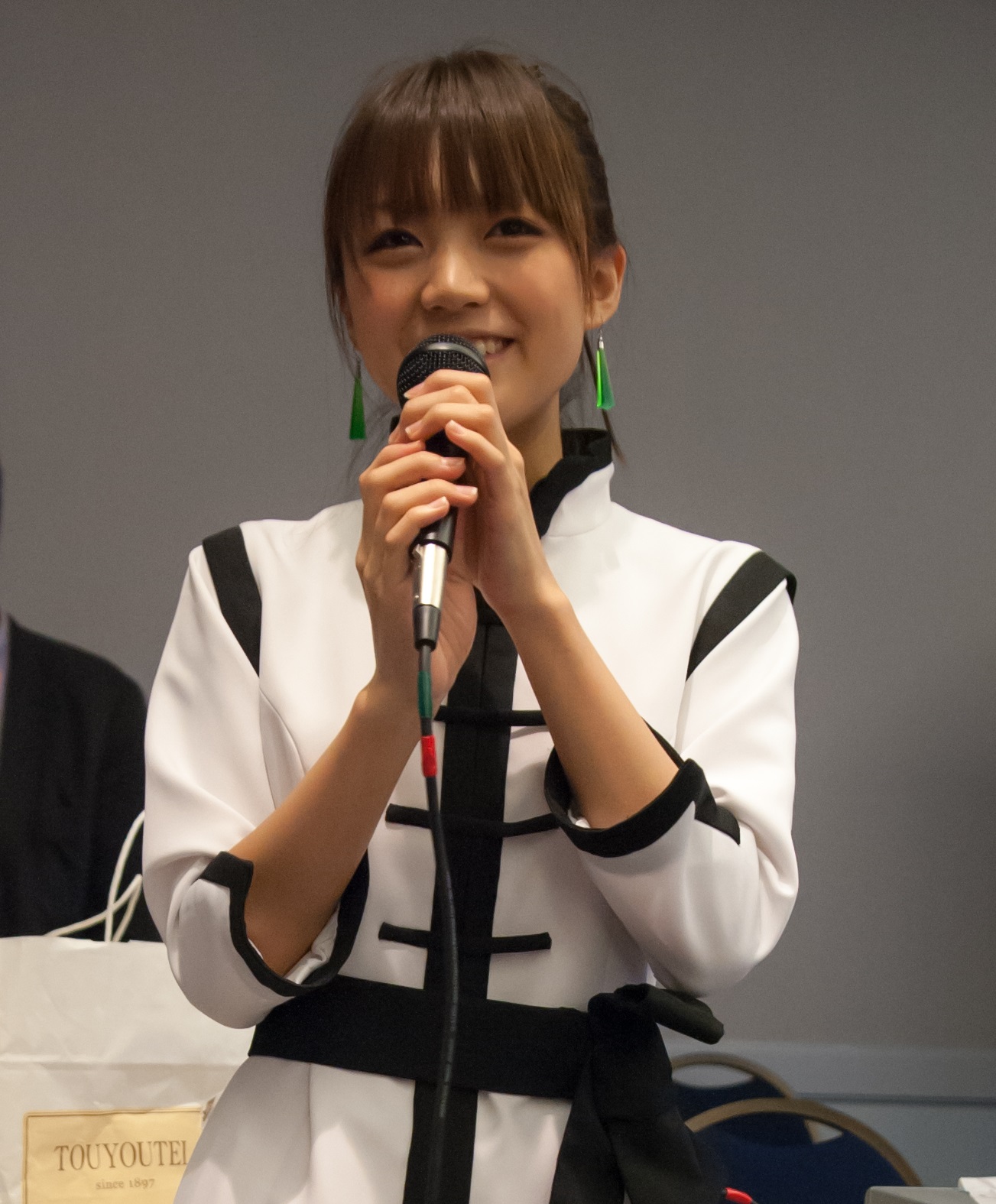 File:Suzuko Mimori (三森 すずこ) at AWA 2012 (4) bust-shot.jpg