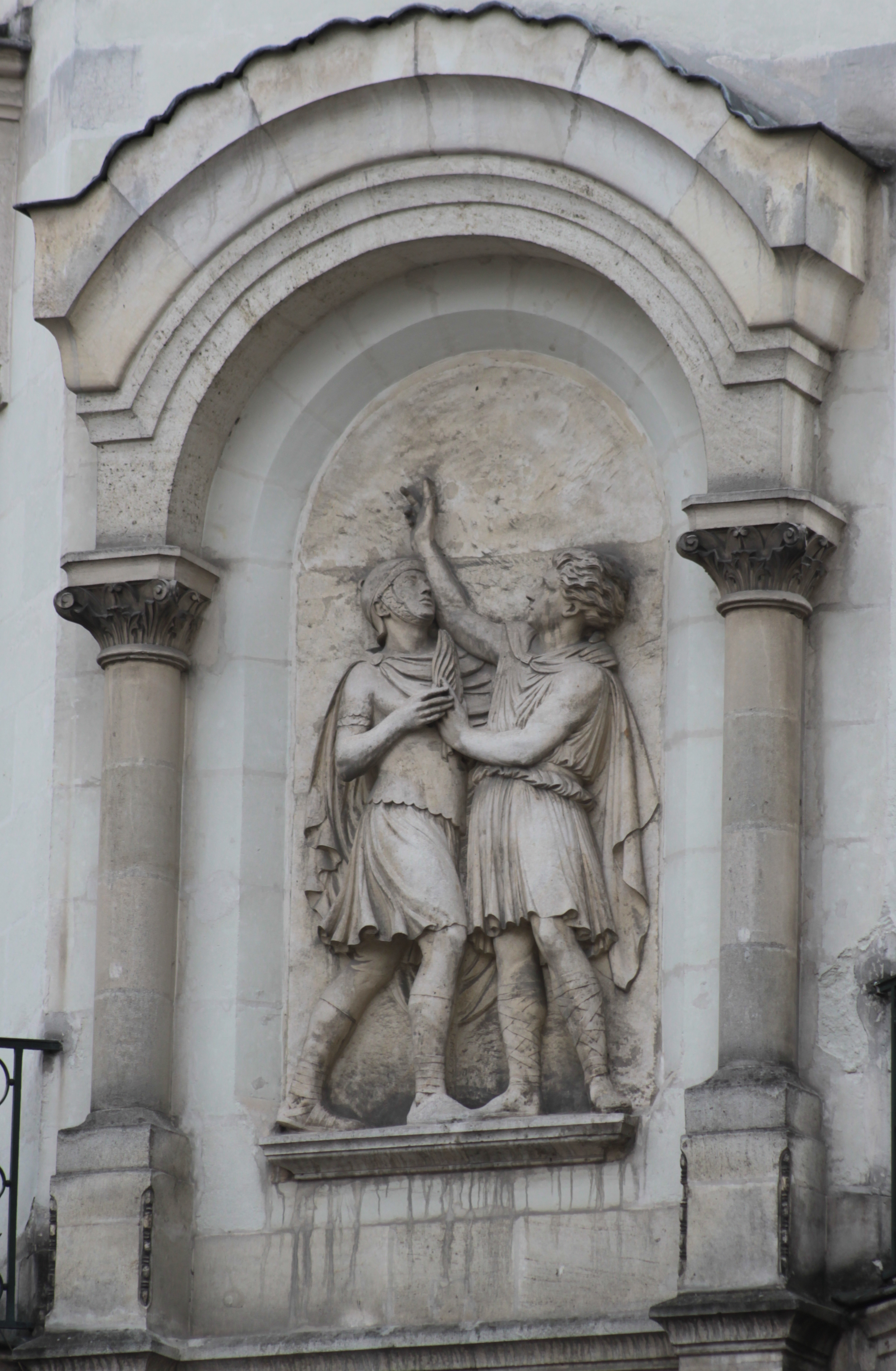 Basrelieff av Donatian og Rogatian på en fasade i krysset mellom Rue de la Barillerie og Rue de la Paix i Nantes