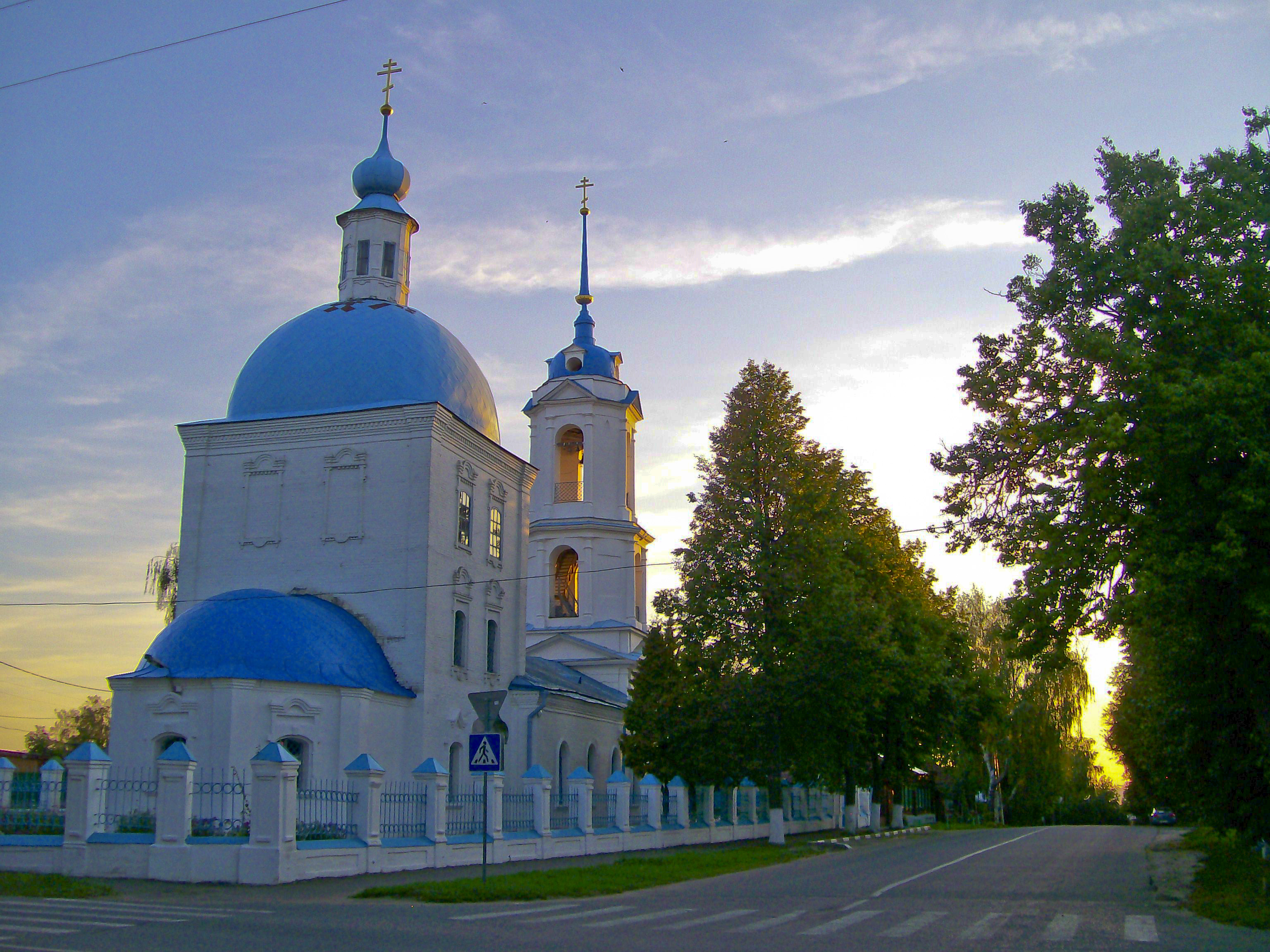 Церкви стоит. Зарайский храм Благовещения Пресвятой Богородицы. Зарайск Благовещенская Церковь город. Зарайск Благовещения Пресвятой Богородицы. Храм в честь иконы Благовещения Зарайск.