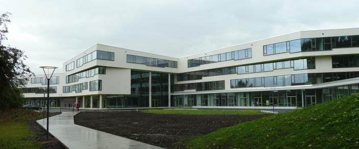 Gymnasium Ergolding - Blick auf den Schulhof mit Haupteingang