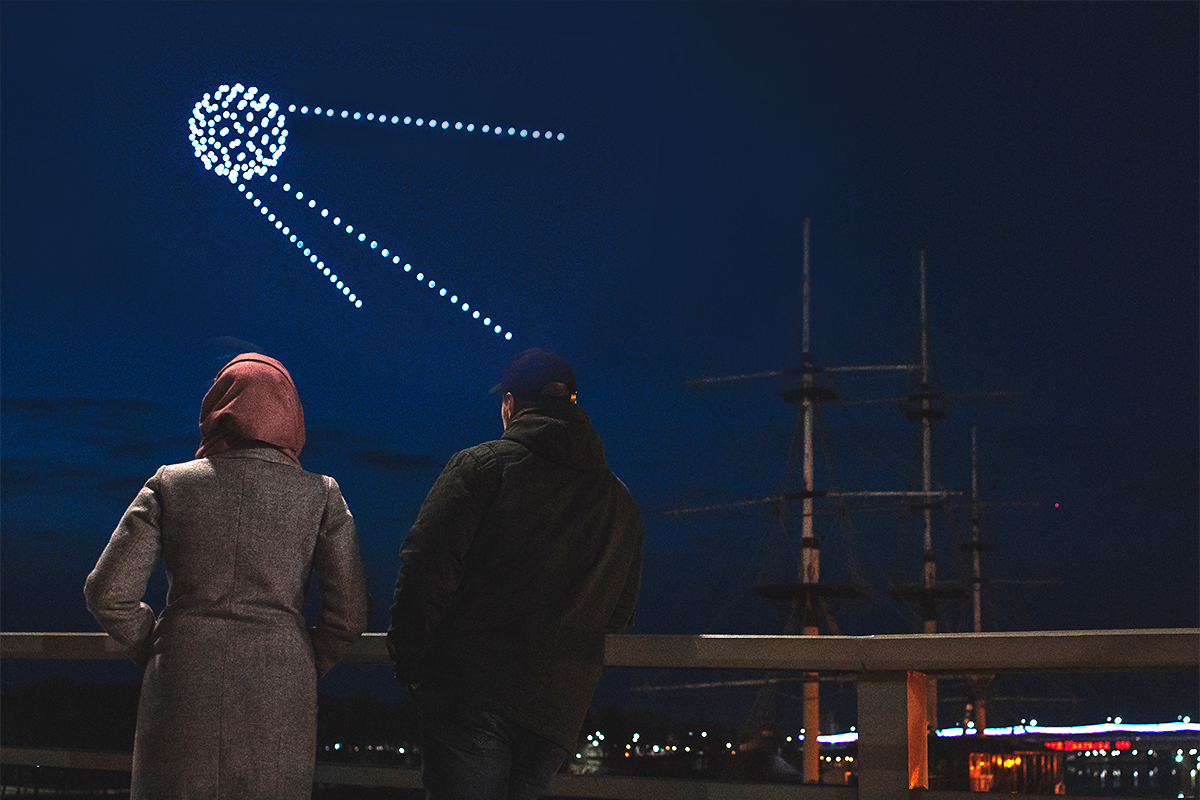 Fichier:500 drones launch to celebrate the 60th anniversary of the 1st  man's flight to space. The Show was performed by Geoscan Drone Show.jpg —  Wikipédia