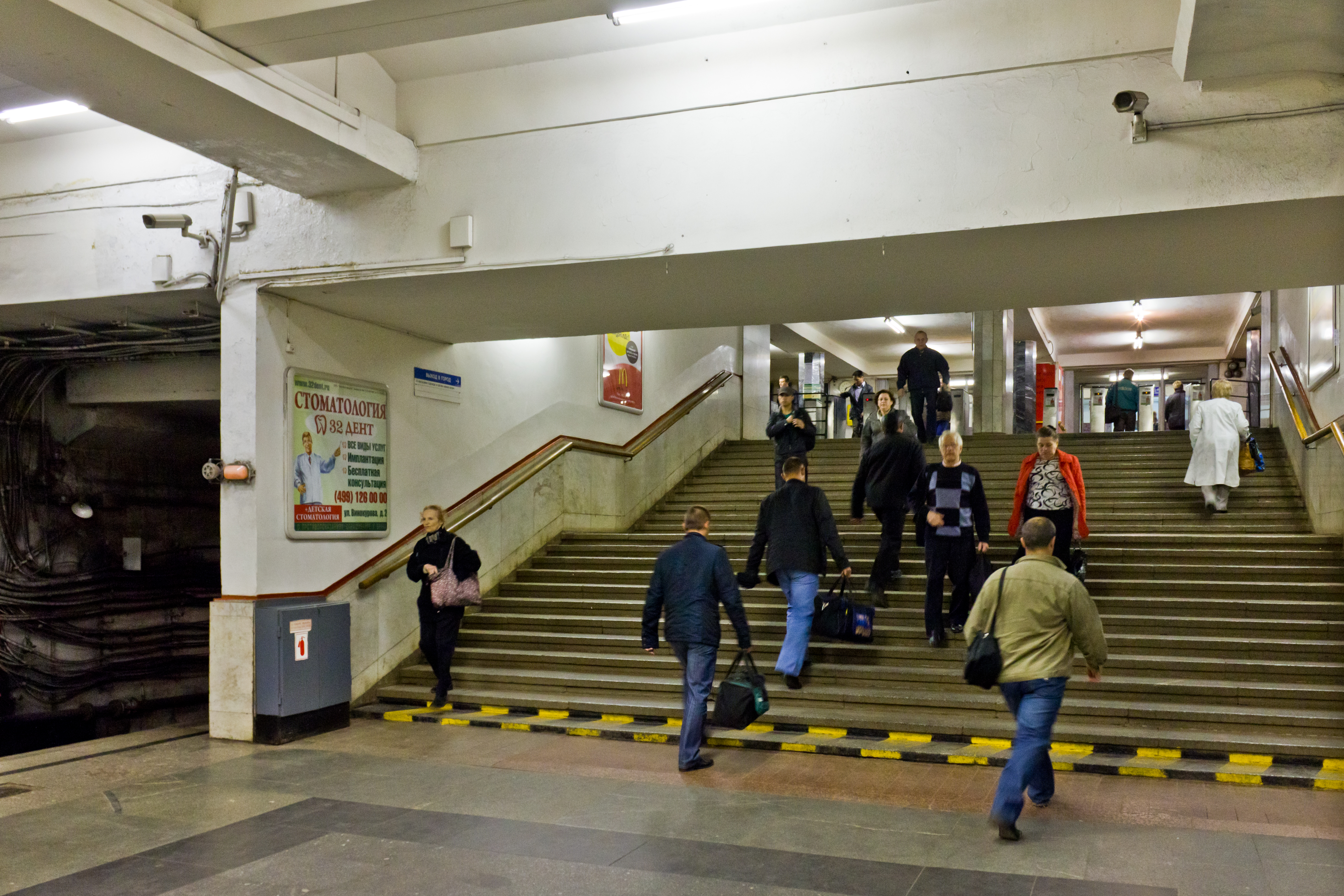 Фото выхода из метро. Станция метро Академическая Москва. Станция Академическая Московский метрополитен. Вестибюль станции метро Академическая. Академическая (станция метро, Казань).