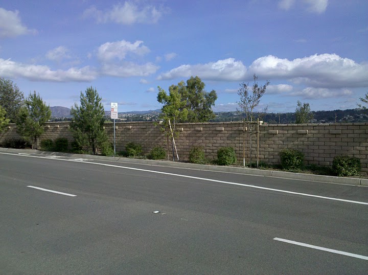 File:BNSF landscaping wall.jpg