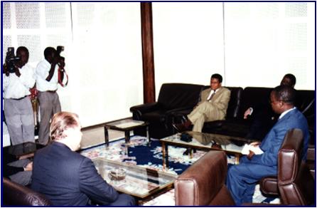 File:Billy Davis sits down with President Gnassingbé Eyadéma.jpg