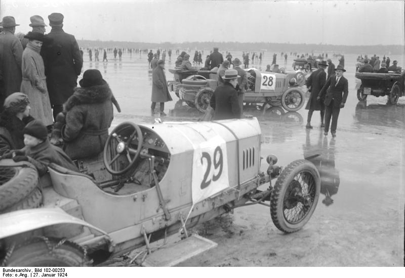 File:Bundesarchiv Bild 102-00253, Berlin, Motorrennen auf dem Wannsee.jpg