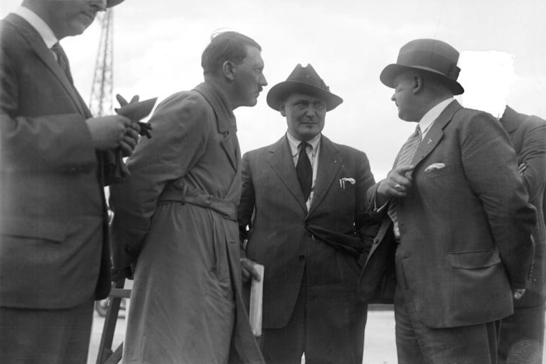 Adolf Hitler, Hermann Göring y Ernst Röhm en Tempelhof (Berlín). Poco sabía este último la suerte que iba a correr. Fuente y autoría: Bundesarchiv, Bild 102-14081 / CC-BY-SA
