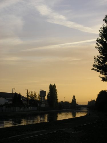 File:Canal de l'Ourcq.jpg