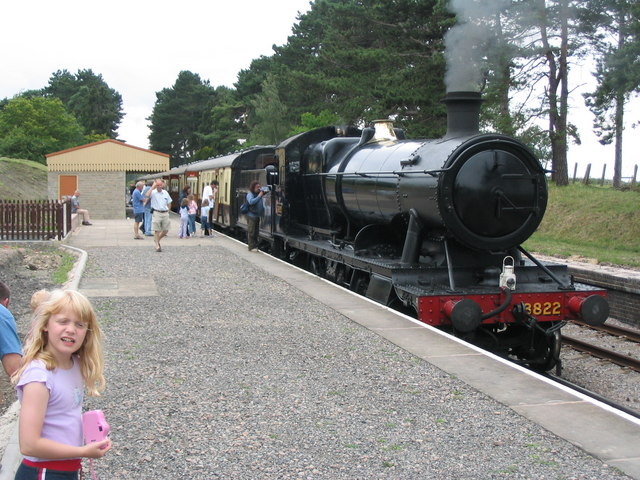 File:Cheltenham Racecourse railway station in 2004.jpg