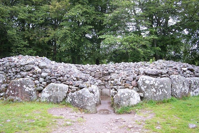 File:Clava Cairns - geograph.org.uk - 476673.jpg