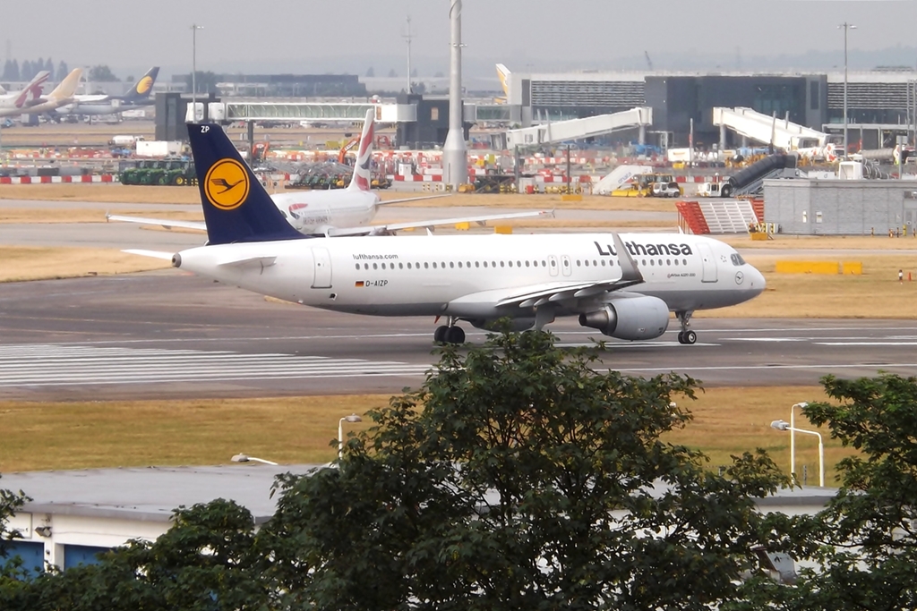 Рейсы lufthansa. Airbus a320 Lufthansa. Lufthansa lh410. Lufthansa lh885. А 320 Люфтганза компоновка.