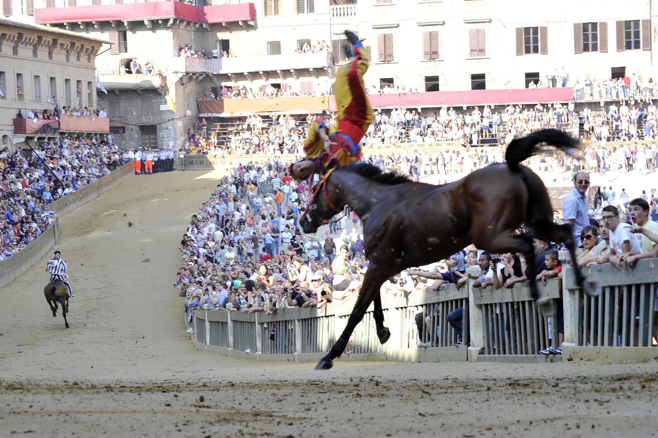 La caduta di Antonio Villella detto Sgaibarre dal cavallo Messi, Quarta prova del Palio di Siena 2011