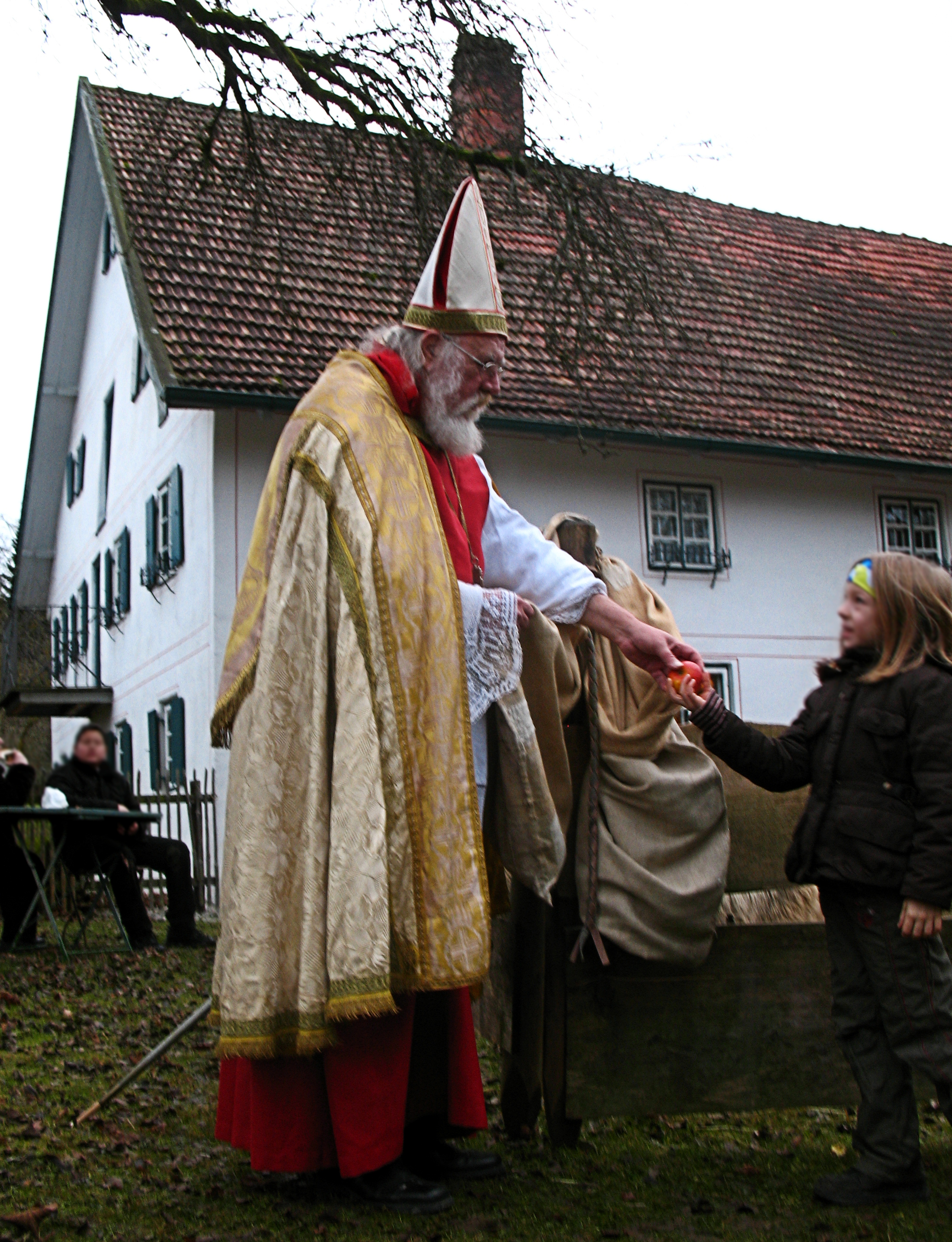 Traditioneller Nikolaus bei der Kinderbescherung im oberbayerischen Jexhof