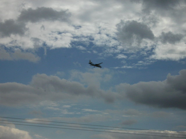 File:On final approach - geograph.org.uk - 1048781.jpg