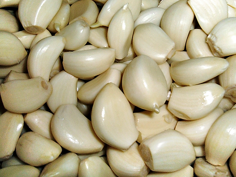 Datei:Peeled garlic.JPG