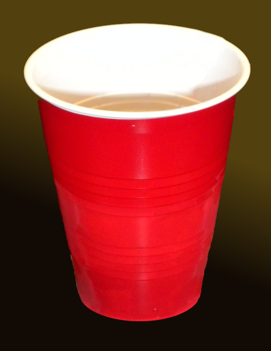 https://upload.wikimedia.org/wikipedia/commons/d/d0/RedPlasticCup_%28cropped%29.jpg