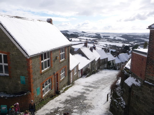 File:Shaftesbury, snowy view from the Town Hall - geograph.org.uk - 1153008.jpg