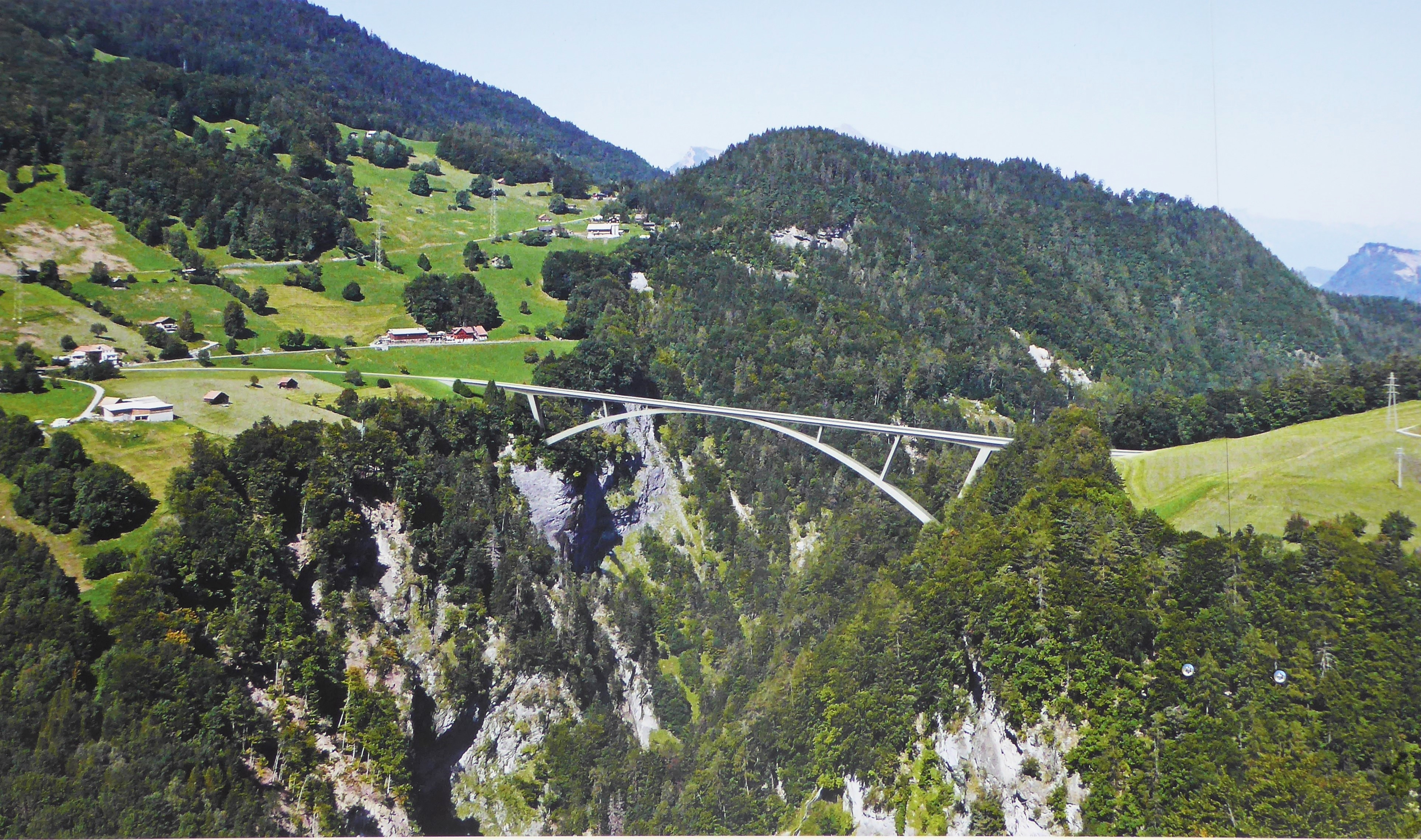 Die Taminabrücke überspannt die Taminaschlucht in 200 Metern Höhe, Foto: Baudepartement des Kantons St. Gallen, Plutowiki