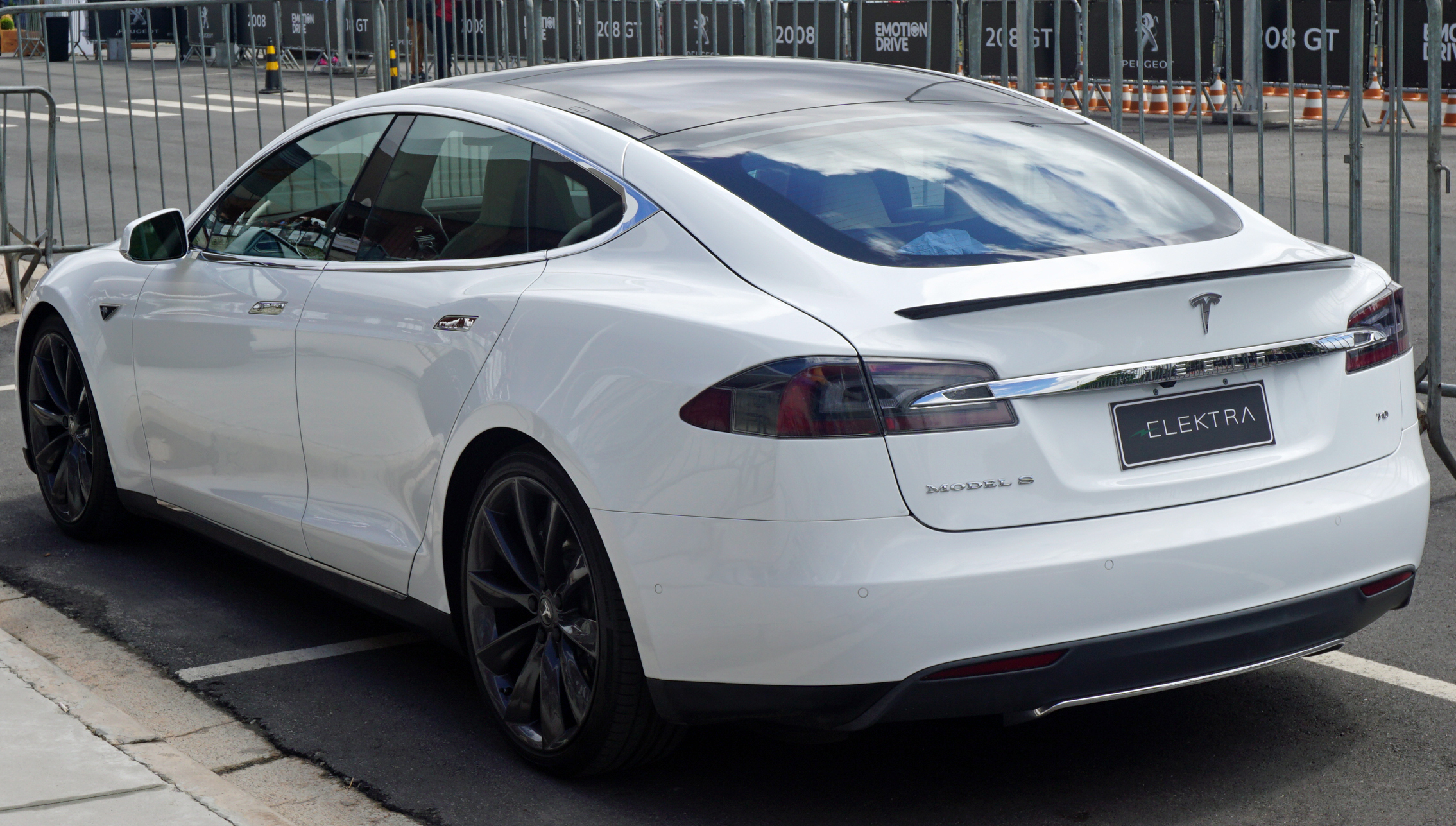 Groene achtergrond adviseren Schrijf een brief File:Tesla Model S SAO 2016 9199 (cropped).jpg - Wikimedia Commons